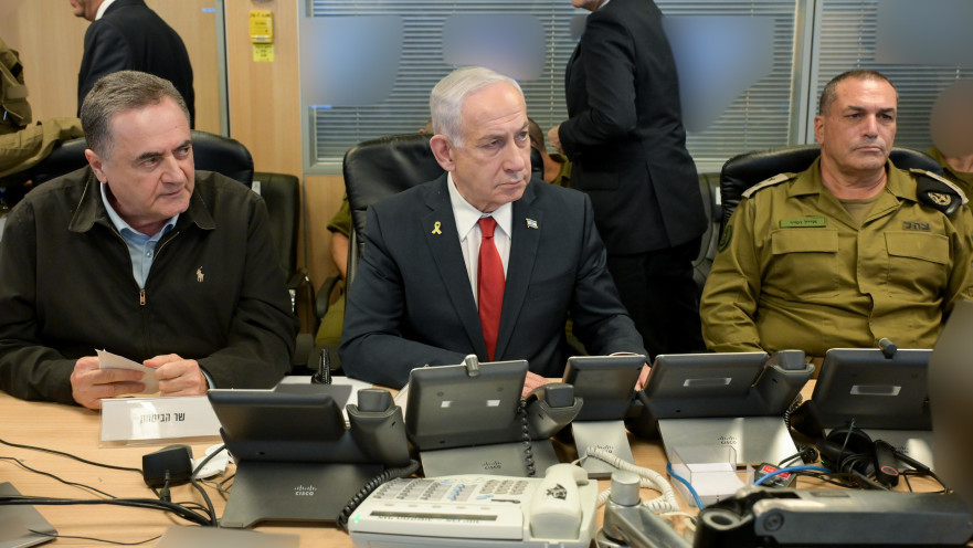 אייל זמיר, בנימין נתניהו וישראל כ"ץ בזמן התקיפה בתימן