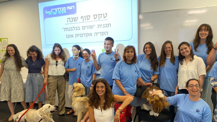צעירים עם צרכים מיוחדים לומדים לטפל בכלבים
