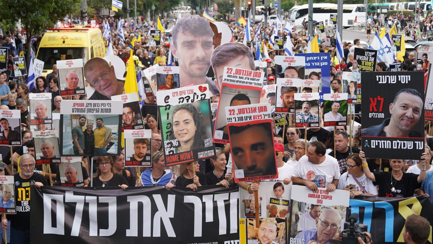 צעדת משפחות החטופים מתכנסת בסבידור לקראת יציאה לכיכר החטופים