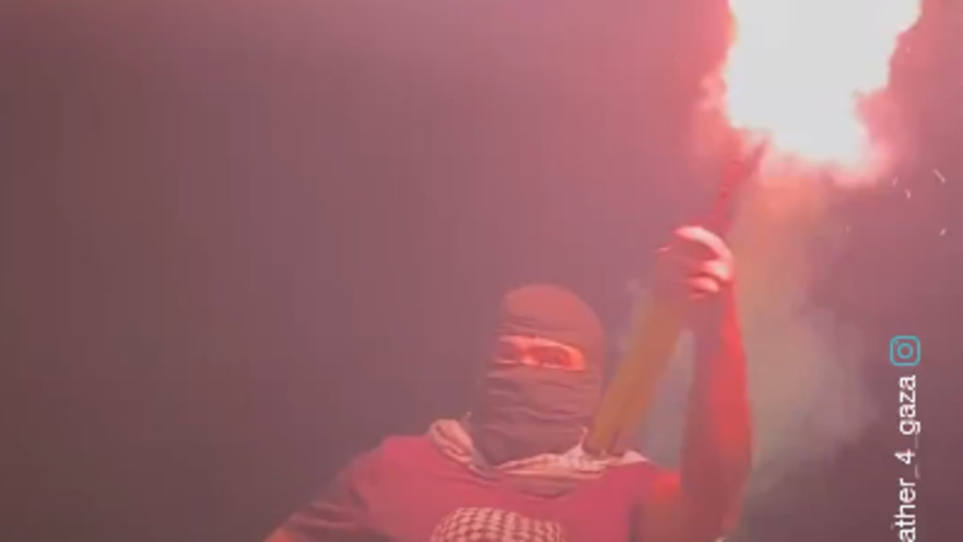 מפגין פרו פלסטיני ביוון יורה זיקוק על שגרירות ישראל באתונה