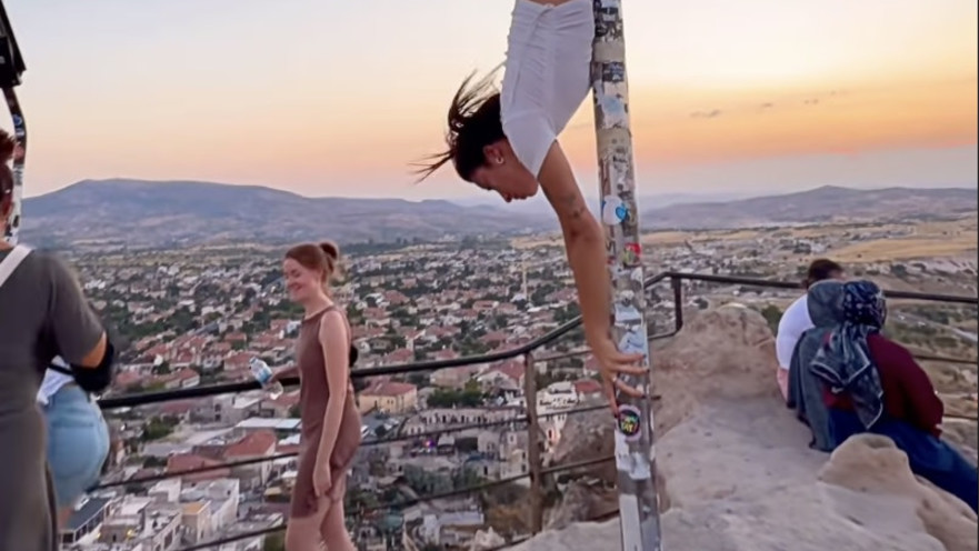 תיירת נעצרה כי רקדה על עמוד