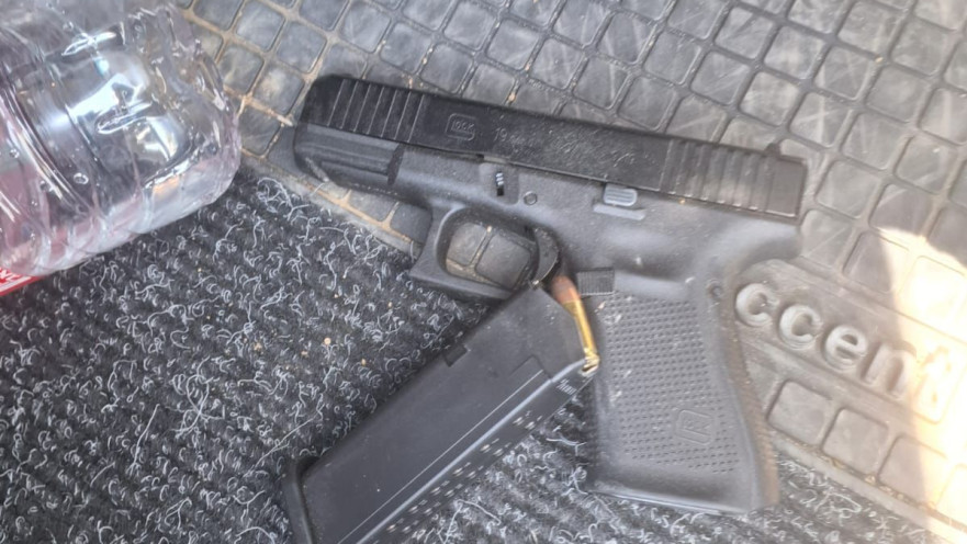 אקדח שנתפס בזירת הירי בחורה