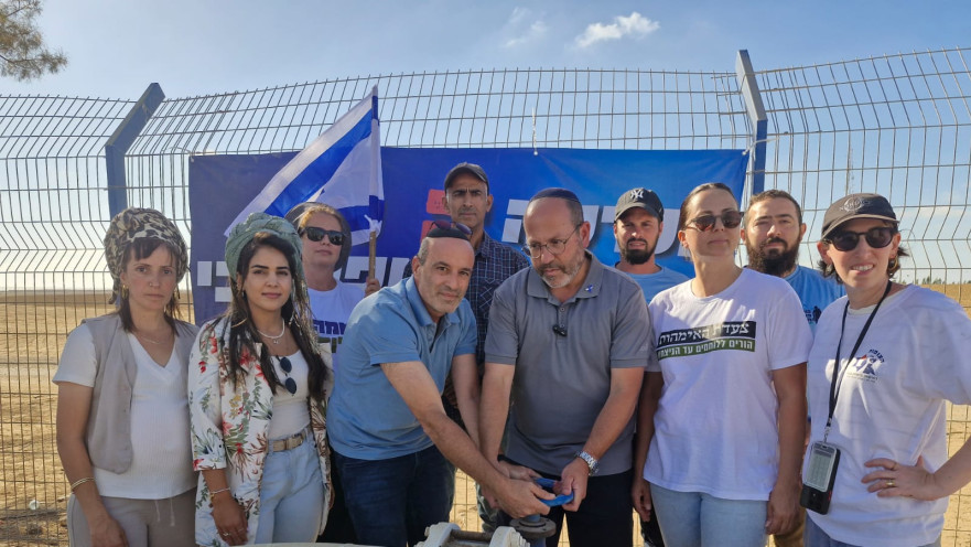 משפחות החטופים ומובילי המחאות סוגרות את ברז המים לעזה