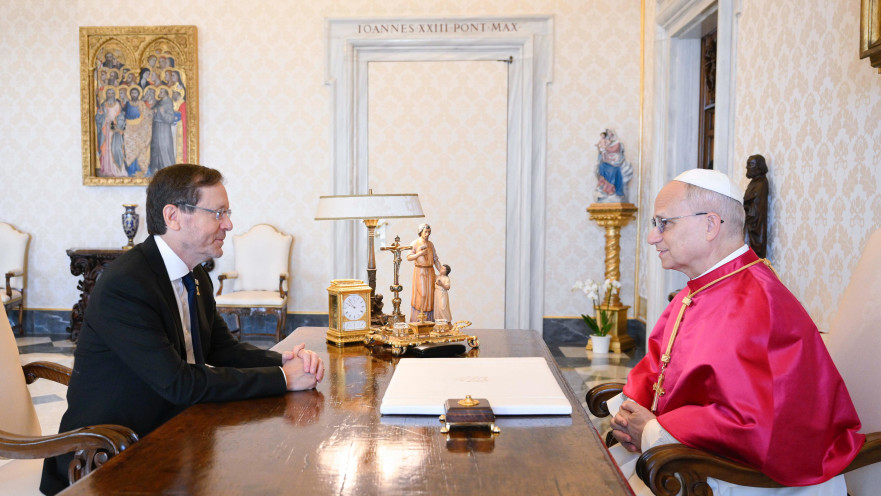 יצחק הרצוג פוגש את האפיפיור לאו ה-14