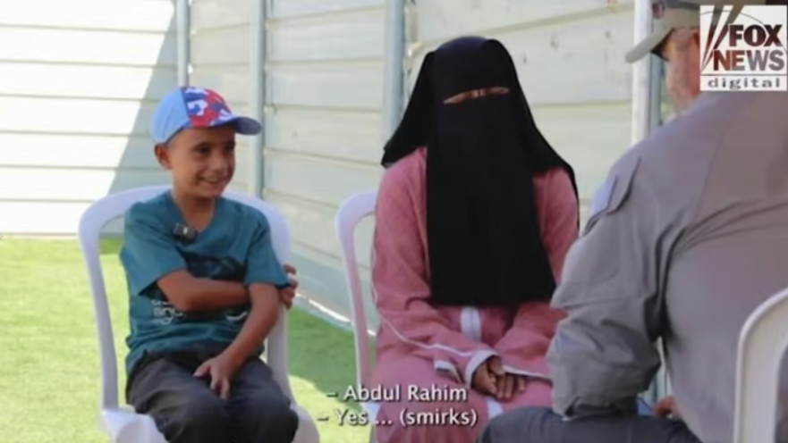  הילד העזתי עבד א-רחים מוחמד חמדאן לצד אימו בריאיון ל"פוקס ניוז"