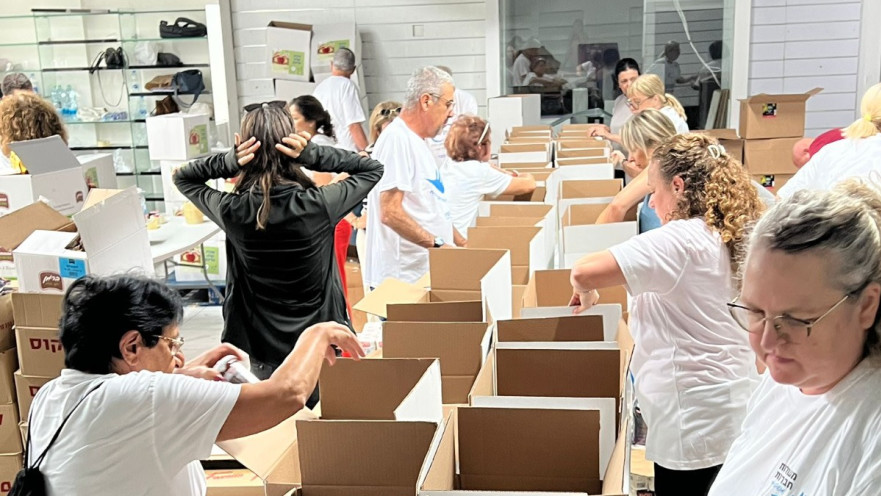 הכנת סלי מזון בעמותת שניר