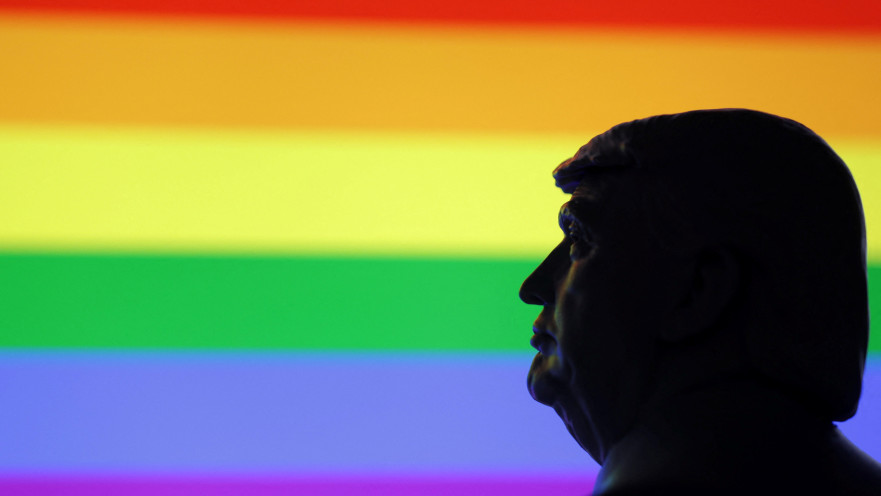 אילוסטרציה של דונלד טראמפ עם דגל הלהט"ב