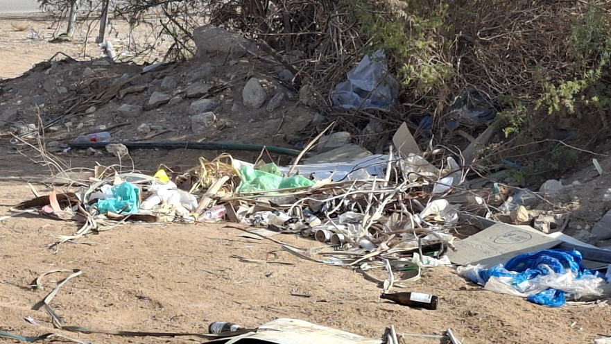 שק עוברים בתוך ערימת זבל (המחשה)