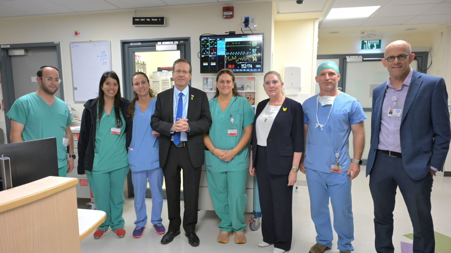 הנשיא יצחק הרצוג בביקור פצועים מהפיגוע