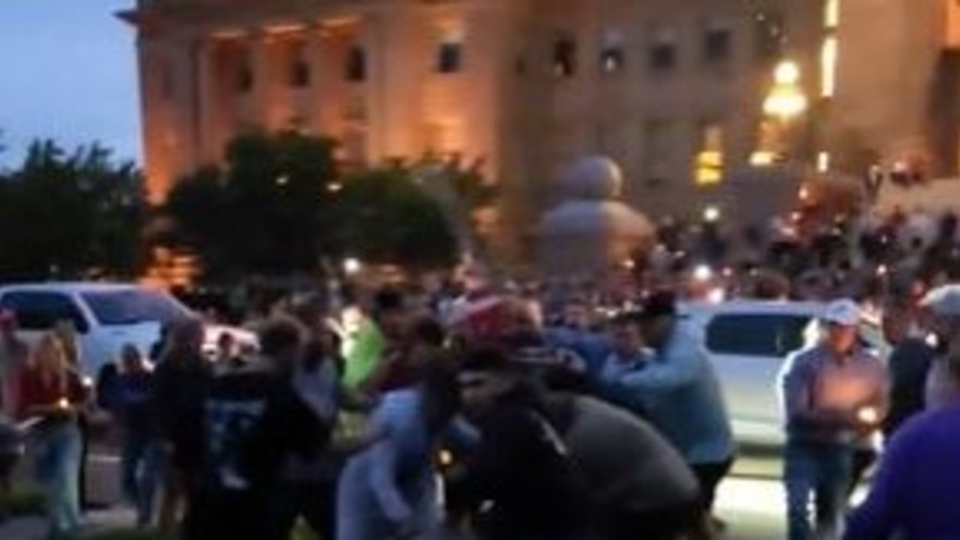 ההמון מסתער על המפגין שצעק