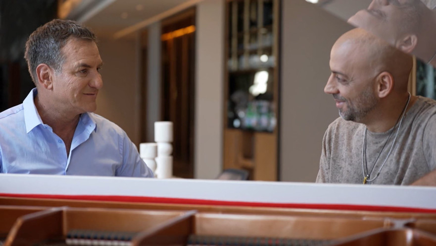 דני קושמרו מראיין את עידן רייכל בתוכנית "אולפן שישי" בערוץ 12