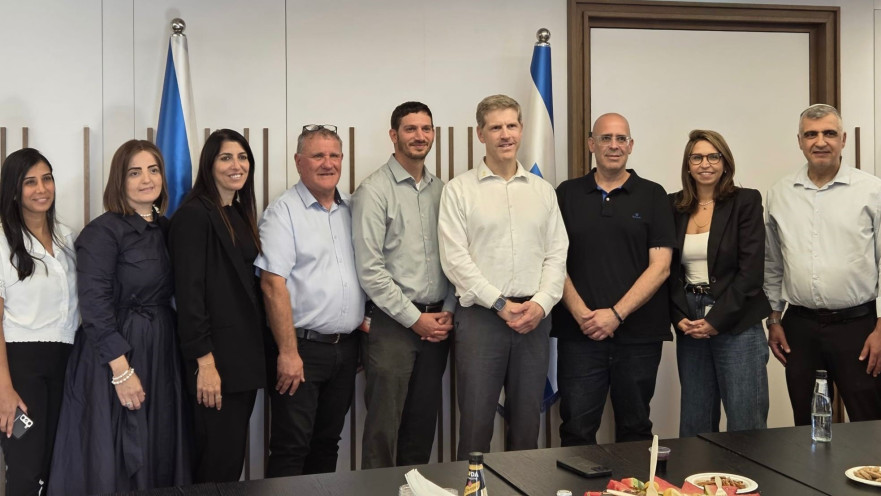 אנשי פרטנר והחשב הכללי באוצר