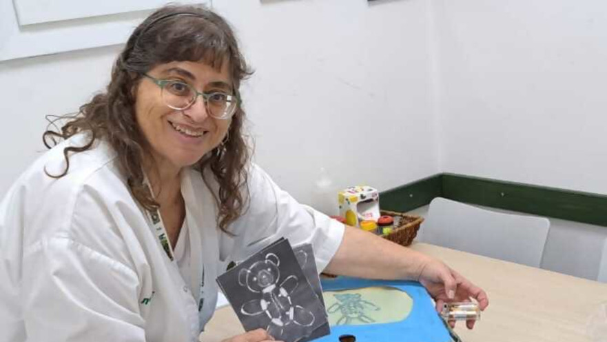 דבורה דור עם מכשיר הרנטגן שהכינה