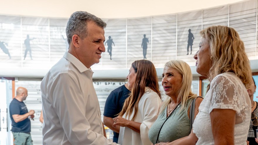 שאמה הכהן ברמת הכוסית המסורתית לחג עם המשפחות השכולות