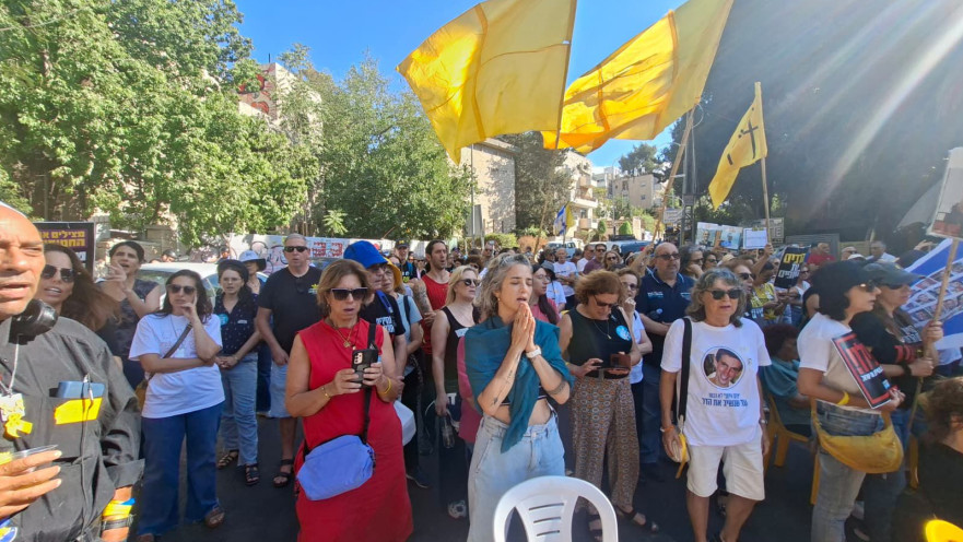 קבלת שבת עם משפחות החטופים מול מעון רה"מ בירושלים