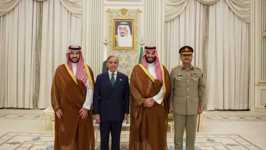 מימין לשמאל: מפקד צבא פקיסטן, יורש העצר הסעודי בן סלמאן, ראש ממשלת פקיסטן שהבז שריף, שר ההגנה הסעודי