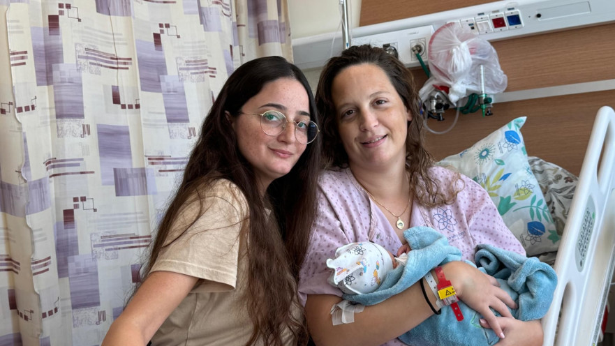 אביב (מימין) ונוי מזמר עם אוריה התינוקת