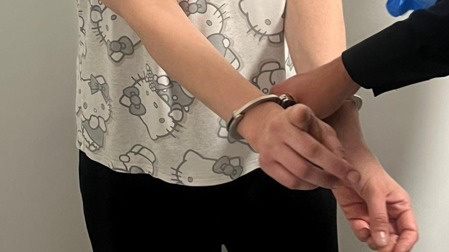 חשוד באזיקים