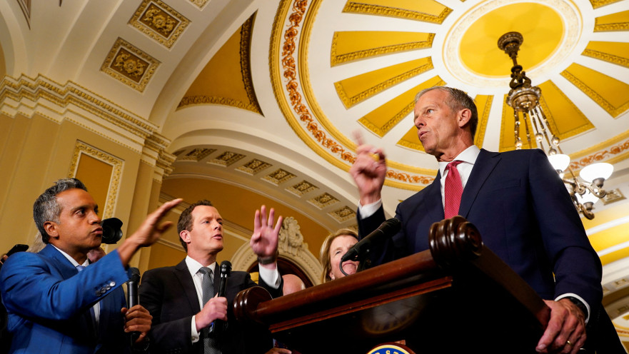 מנהיג הרוב בסנאט האמריקאי ג'ון ת'ון במסיבת עיתונאים