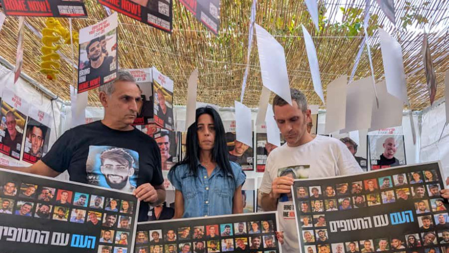 משפחות החטופים בסוכה מול מעון רה"מ