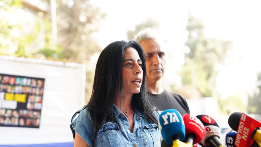 עינב צנגאוקר בסוכה מול מעון רה"מ