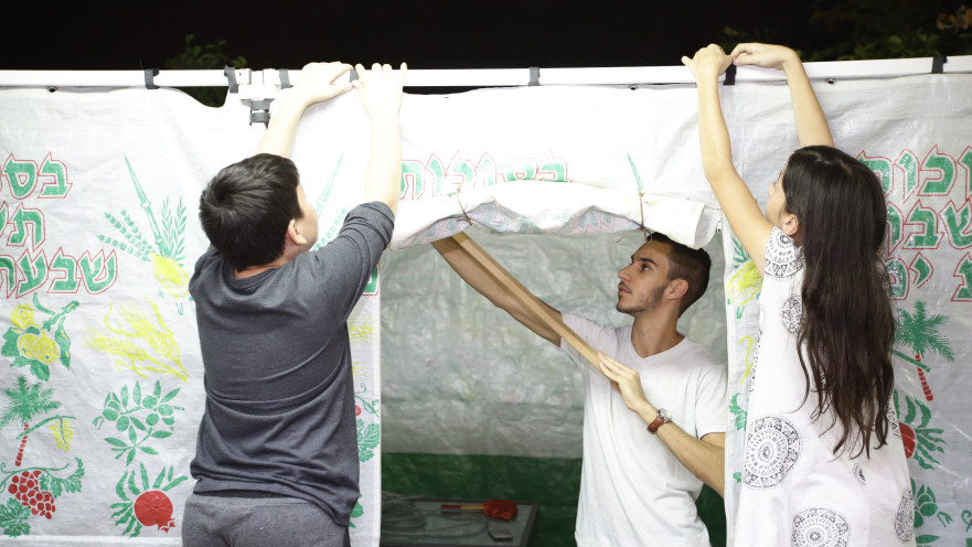 בונים סוכה בראשון לציון