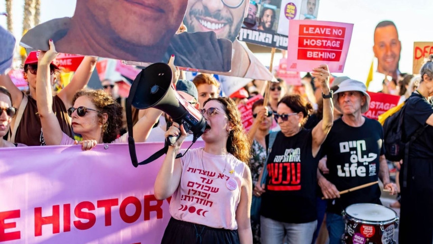 מחאת הנשים להחזרת החטופות והחטופים. מאי אטר, מנהלת הקהילות בתנועה