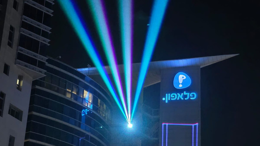 מיצג אור על בניין פלאפון בפתח תקווה