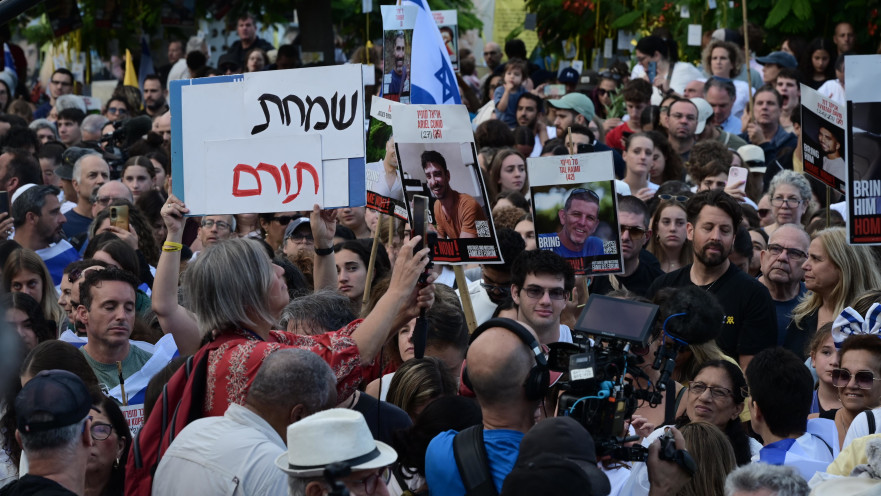 "שמחם תורם". כיכר החטופים, הבוקר