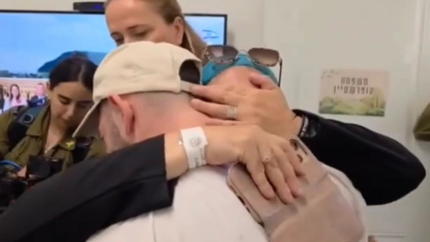 בר קופרשטיין נפגש עם אימו