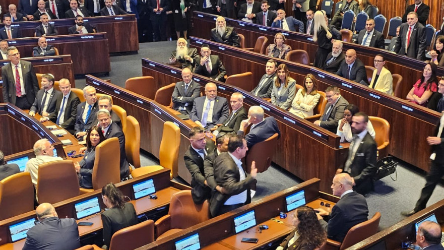 איימן עודה ועופר כסיף מורחקים מאולם מליאת הכנסת לאחר שהניפו שלטים עליהם רשום "הכירו בפלסטין"