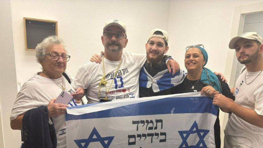 בר קופרשטיין מתאחד עם משפחתו