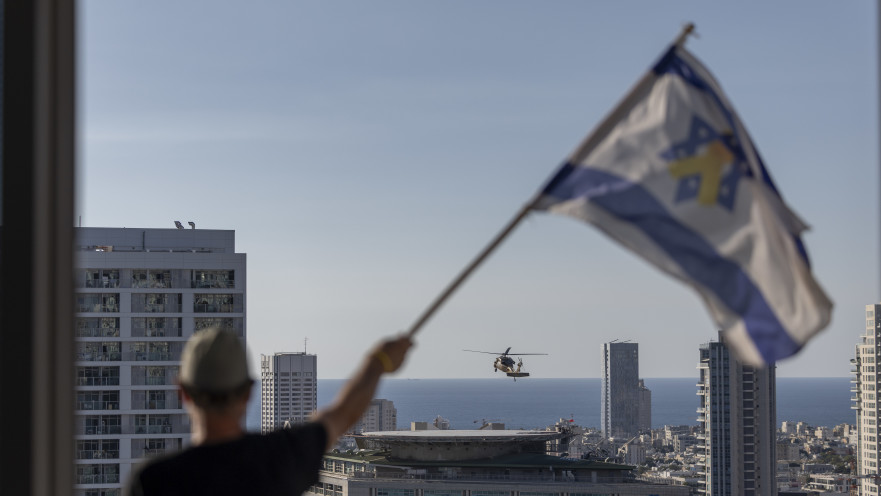 הגעת מסוק החטופים לבית החולים