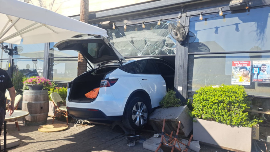 רכב התנגש בבית קפה בכפר סבא