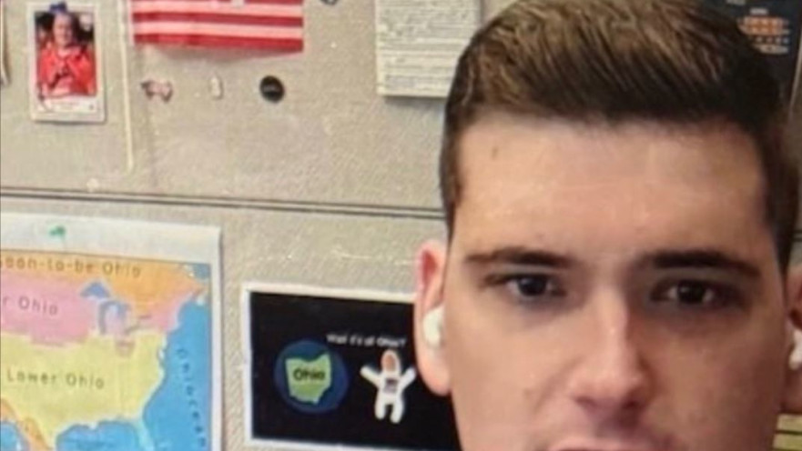 אנג'לו אליה, כשמאחוריו צלב קרס