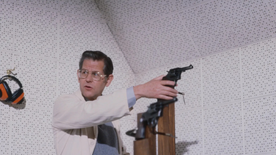 אד וויליאמס בסרט "האקדח מת מצחוק"