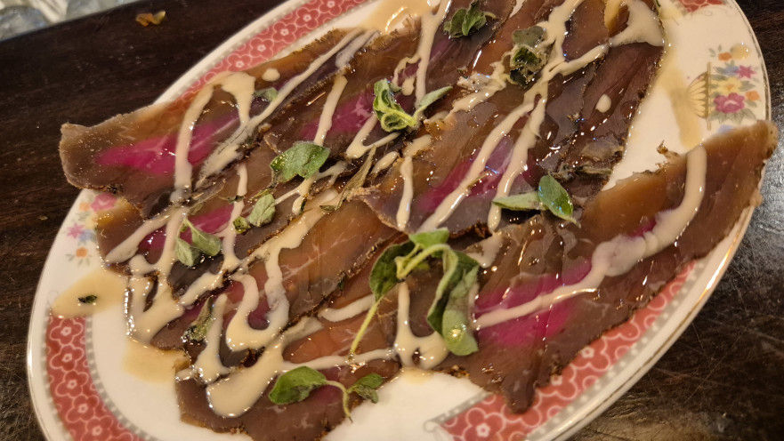 סינטה כבושה עם טחינה גולמית ועלי זעתר טריים. קלמנ'ס