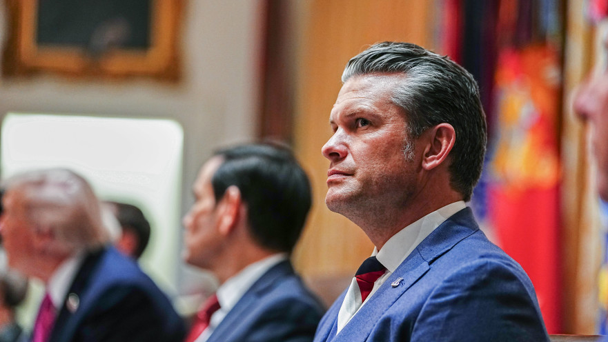 פיט הגסת' בעת ביקורו של וולודימיר זלנסקי: עניבה בצבא דגלי רוסיה