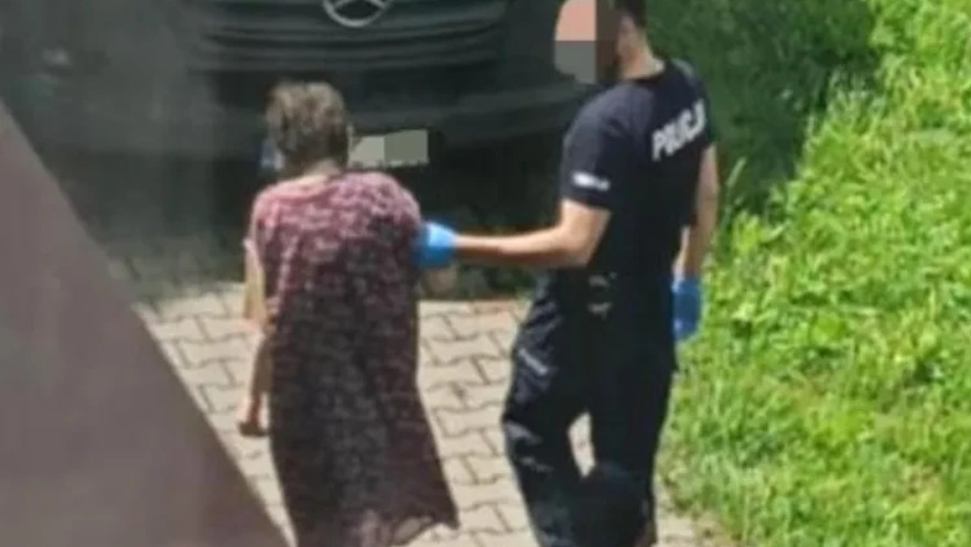 מירלה, יוצאת מביתה יחד עם שוטר