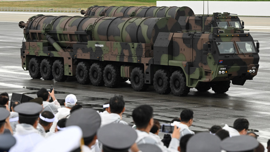 שינוי הטיל Hyunmoo-5 במהלך טקס של צבא דרום קוריאה