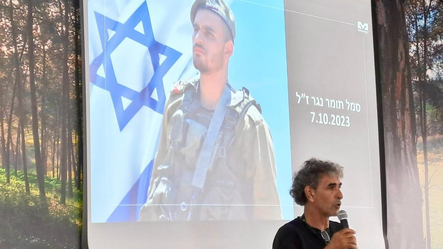 בתמונה זה עזרא נגר אביו של תומר נגר בהרצאה לעובדי חברת מפרולייט (מקבוצת SK)