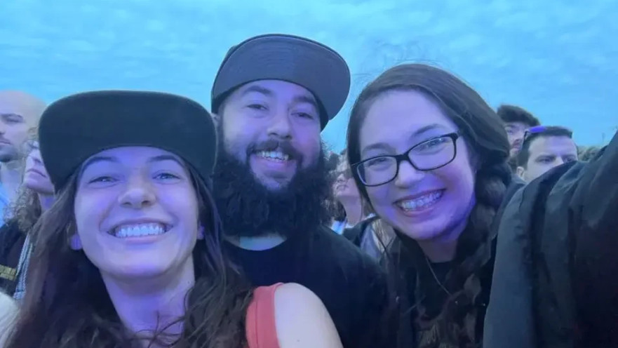 לורן סמנצ'יק (משמאל), טיילר ווב (באמצע), אליסון אחותה של לורן (מימין)