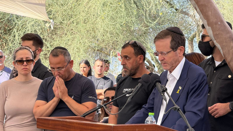 הנשיא הרצוג בהלוויה של יוסי שרעבי 