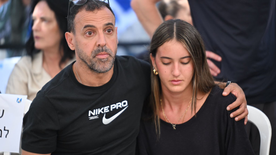 אלי שרעבי ואופיר שרעבי בהלוויית יוסי שרעבי