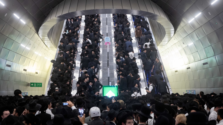 חרדים בתחנת הרכבת בירושלים