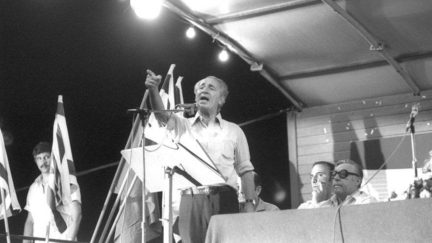 שמעון פרס נואם בכנס בחירות בנתניה