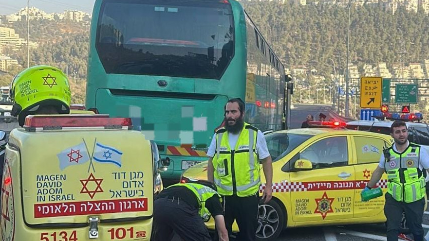 זירת התאונה בכביש 1 סמוך למחלף מוצא, 30.10.2025