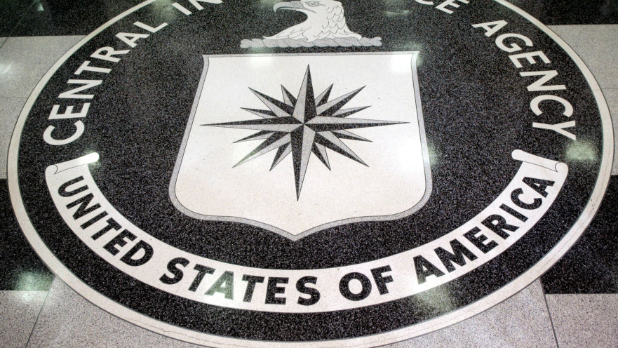 לוגו ה-CIA על רצפת מבנה של הארגון