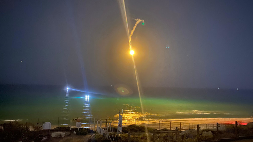פצצות תאורה בחוף תל אביב במאמצים לאיתור הפצ"רית