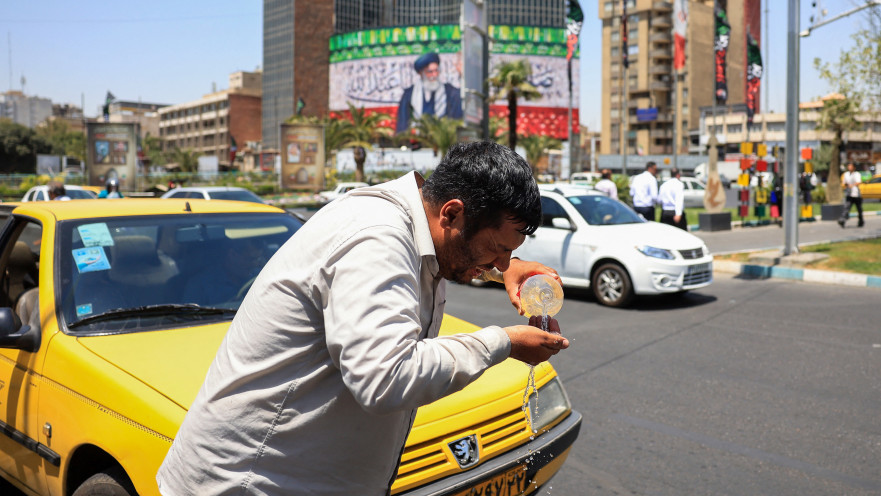 איראני שותה מים